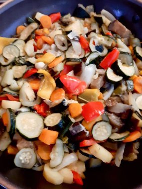 Kabaklar, havuçlar, biberler, soğanlar, patlıcanlar ve sarımsak kesimi vejetaryen kuskus için hazırlanıyor.