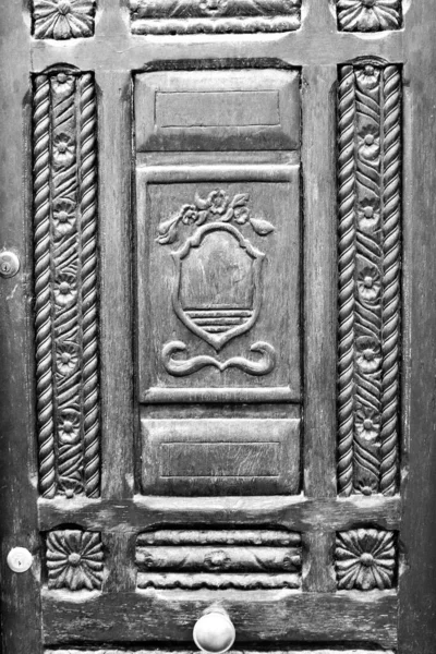 Evocative Black White Image Old External Wooden Door Inlaid Brass — Stock Photo, Image