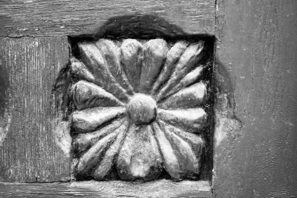 旧式外木门花形镶嵌的黑白映像 — 图库照片