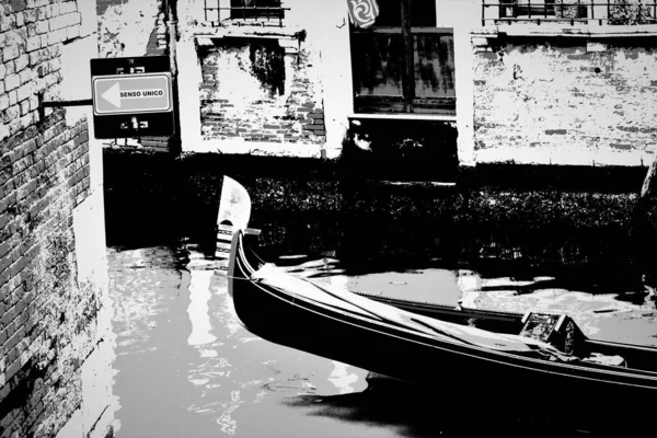 ヴェネツィア イタリア 2018年12月28日ボートゴンドラと移動ゴンドラの看板を持つ典型的なヴェネツィアの運河の魅力的な黒と白のイメージ — ストック写真