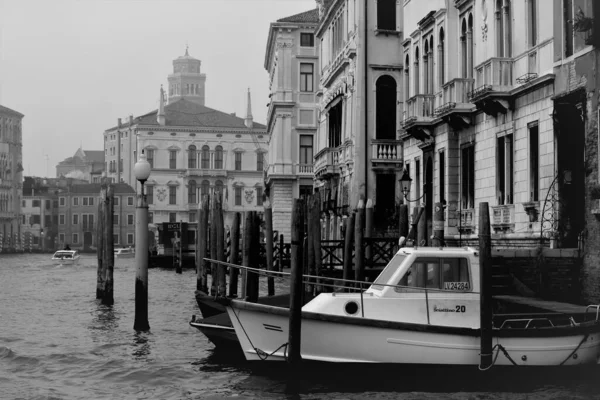 Veneza Itália Dezembro 2018 Evocativa Imagem Preto Branco Típico Canal — Fotografia de Stock