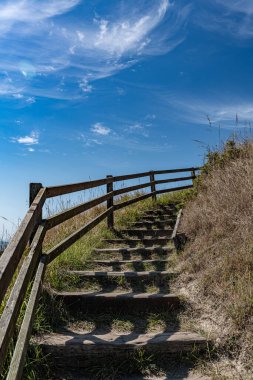 Merdivenler sahil yoluna çıkıyor.