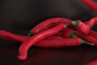 Siyah arka planda renkli biberler