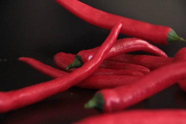 Siyah arka planda renkli biberler