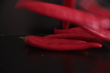 Siyah arka planda renkli biberler