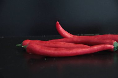 Siyah arka planda renkli biberler