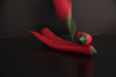 Siyah arka planda renkli biberler