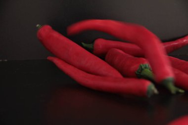 Siyah arka planda renkli biberler