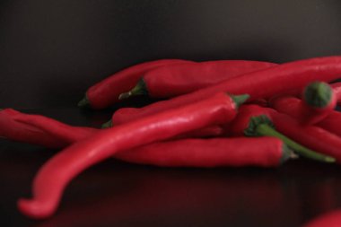 Siyah arka planda renkli biberler