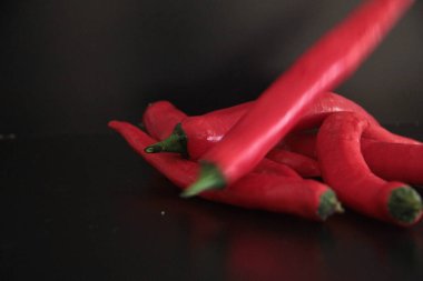 Siyah arka planda renkli biberler