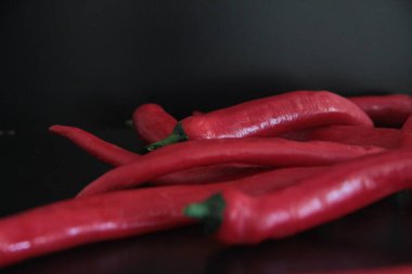 Siyah arka planda renkli biberler