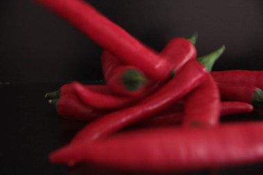 Siyah arka planda renkli biberler