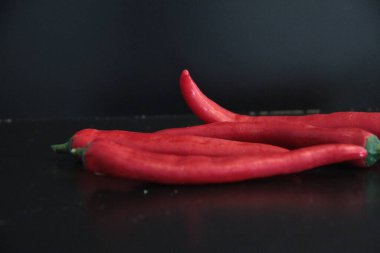 Siyah arka planda renkli biberler