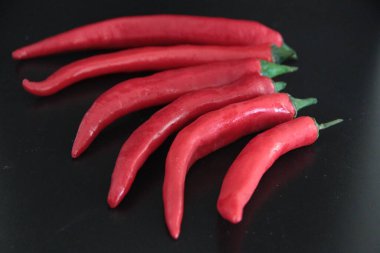 Siyah arka planda renkli biberler