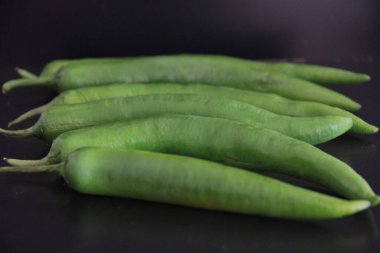 Siyah arka planda renkli biberler