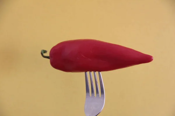 Pimiento Rojo Tenedor Sobre Fondo Amarillo — Foto de Stock