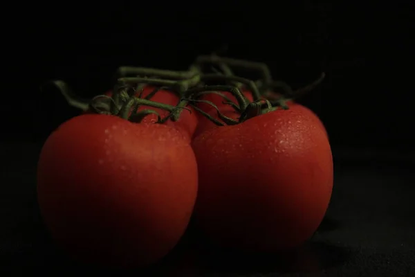 Röda Färska Och Ekologiska Tomater Svart Bakgrund — Stockfoto