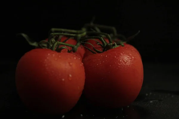 Tomates Vermelhos Frescos Orgânicos Sobre Fundo Preto — Fotografia de Stock