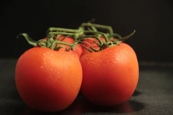 Tomates Rouges Fraîches Biologiques Sur Fond Noir — Photo