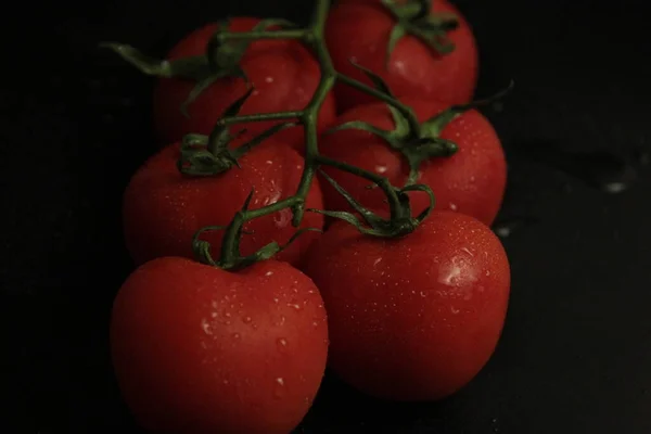 Rote Frische Und Bio Tomaten Auf Schwarzem Hintergrund — Stockfoto