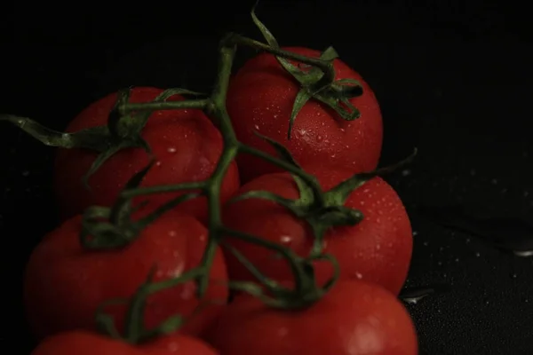 Rote Frische Und Bio Tomaten Auf Schwarzem Hintergrund — Stockfoto