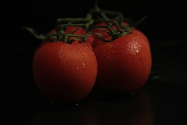 Tomates Vermelhos Frescos Orgânicos Sobre Fundo Preto — Fotografia de Stock