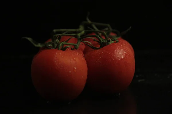 Червоні Свіжі Органічні Помідори Чорному Тлі — стокове фото