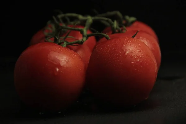 Tomates Rouges Fraîches Biologiques Sur Fond Noir — Photo