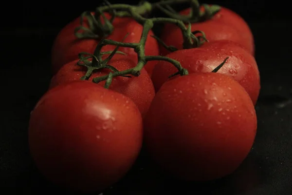 Tomates Vermelhos Frescos Orgânicos Sobre Fundo Preto — Fotografia de Stock