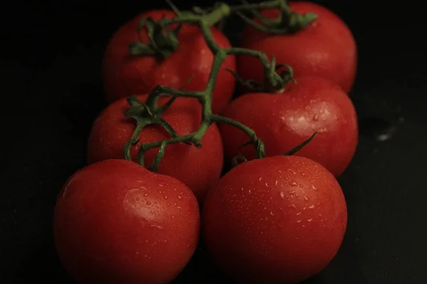 Tomates Vermelhos Frescos Orgânicos Sobre Fundo Preto — Fotografia de Stock