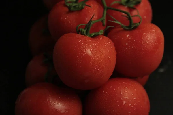 Rote Frische Und Bio Tomaten Auf Schwarzem Hintergrund — Stockfoto