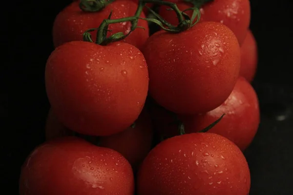 Tomates Vermelhos Frescos Orgânicos Sobre Fundo Preto — Fotografia de Stock