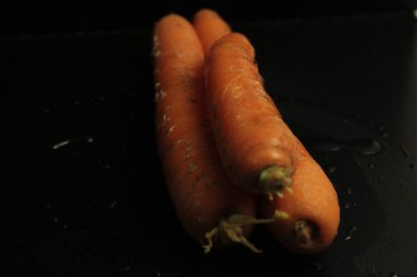 Siyah arka planda renkli biberler