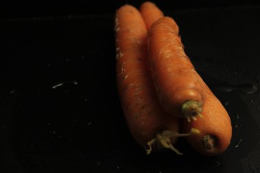 Siyah arka planda renkli biberler