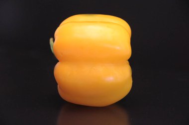 Siyah arka planda renkli biberler