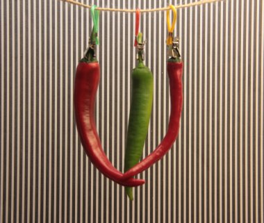 Çizgili arka planda renkli biberler