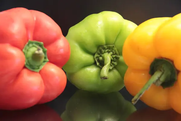 Pimientos Coloridos Sobre Fondo Negro —  Fotos de Stock