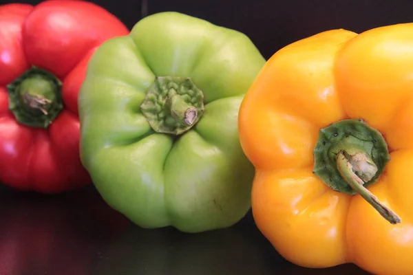 Pimentas Coloridas Sobre Fundo Preto — Fotografia de Stock