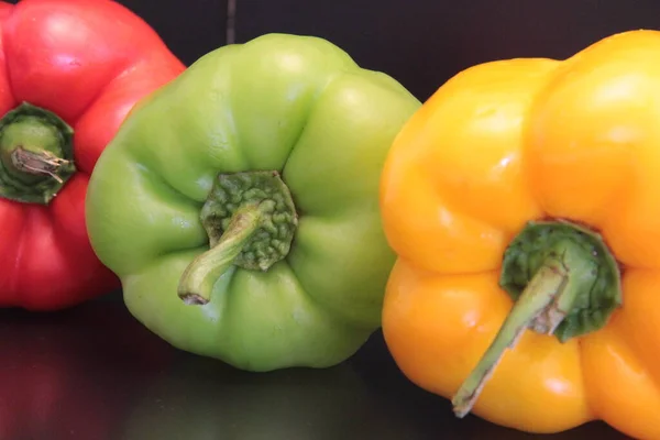 Pimentas Coloridas Sobre Fundo Preto — Fotografia de Stock