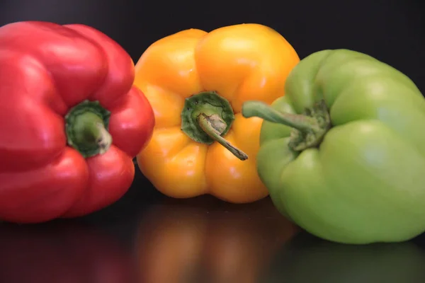 Pimentas Coloridas Sobre Fundo Preto — Fotografia de Stock