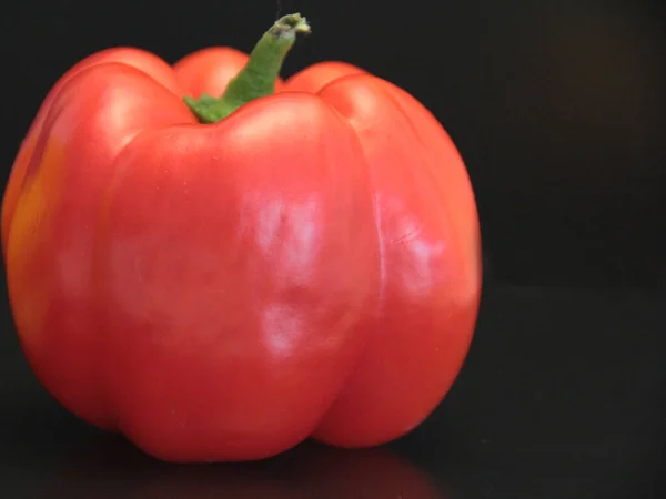 Kleurrijke Pepers Een Zwarte Achtergrond — Stockfoto