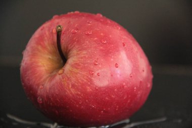 Siyah arkaplanda organik elmalar