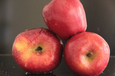 Siyah arkaplanda organik elmalar