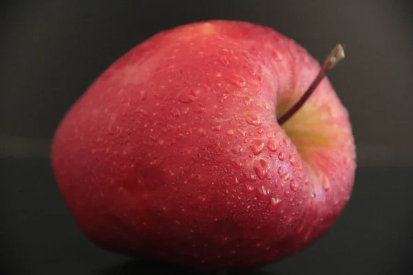 Pommes Biologiques Sur Fond Noir — Photo