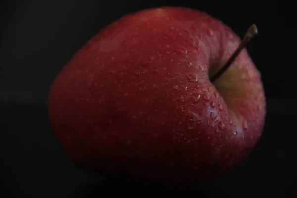 黑色背景上的有机苹果 — 图库照片