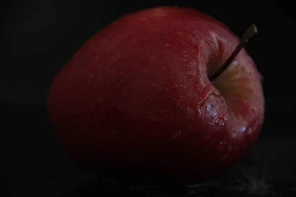 Manzanas Orgánicas Sobre Fondo Negro —  Fotos de Stock
