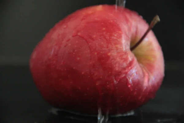 Manzanas Orgánicas Sobre Fondo Negro — Foto de Stock