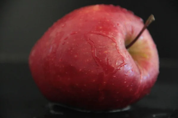 Manzanas Orgánicas Sobre Fondo Negro — Foto de Stock
