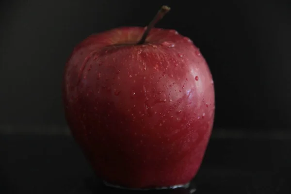 Siyah Arkaplanda Organik Elmalar — Stok fotoğraf