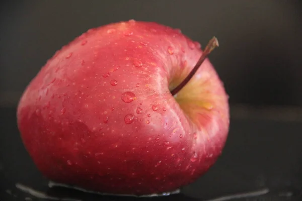 Pommes Biologiques Sur Fond Noir — Photo